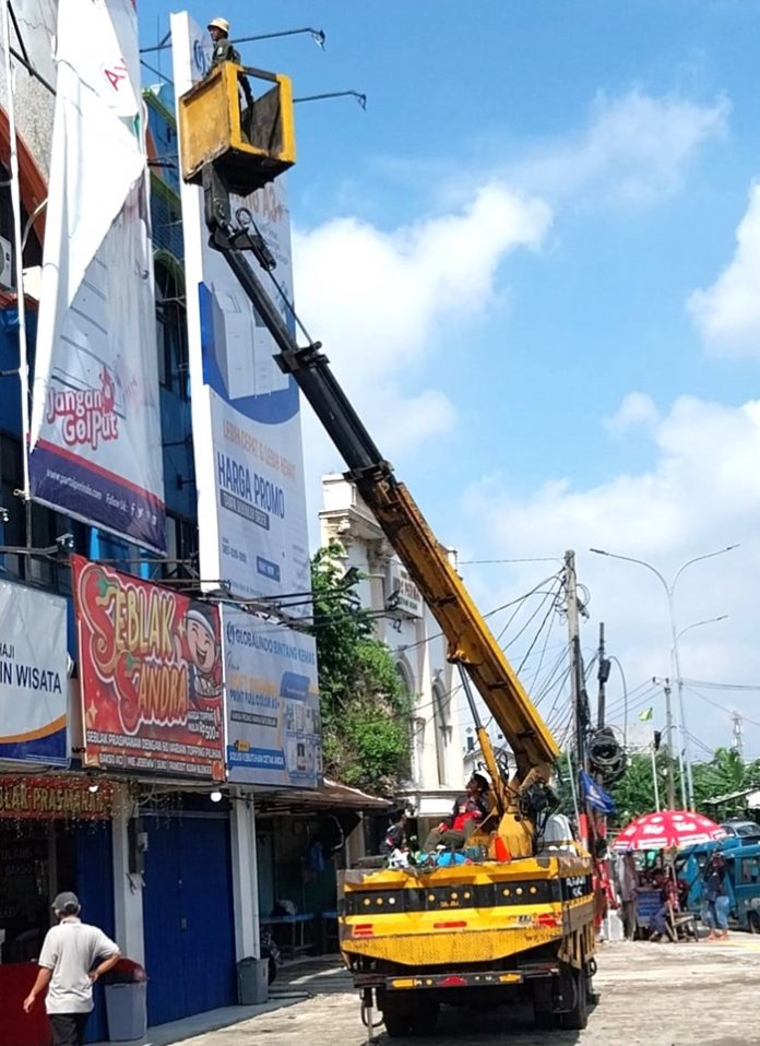 Turunkan Baliho Kampanye Dari Ketinggian Satpol Pp Gunakan Mobil Crane