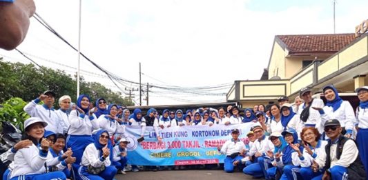 Komunitas Senam Ling Tien Kung Kortonom Depok 2 Tebar Ribuan Paket Takjil