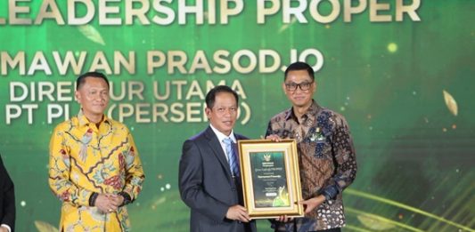 Dirut PLN Raih Penghargaan Green Leadership, Borong 11 PROPER Emas KLH 2025