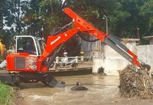 Bakal Ditinggikan, PUPR Langsung Terjunkan 2 Alat Berat Keruk Sampah di Area Jembatan Jago Cipayung