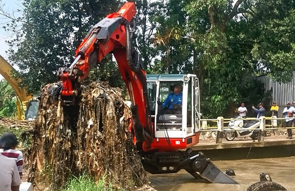 Puluhan Kubik Sampah Dikeruk PUPR dari Kali Pesanggrahan