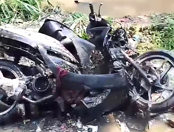 Hot News! Lagi Ngeruk Lumpur Kali Pesanggrahan, Operator Alat Berat PUPR Dapat Sepeda Motor