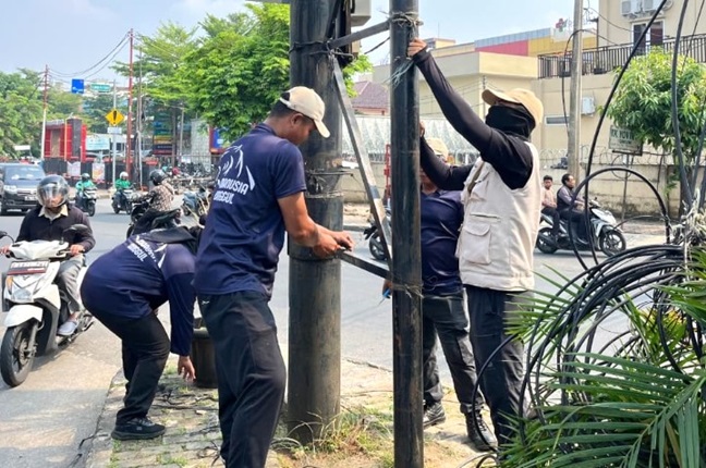 Tak Ada Ampun, Tim Maung Preteli Alat Peraga Promosi Bodong di Jalan Akses UI