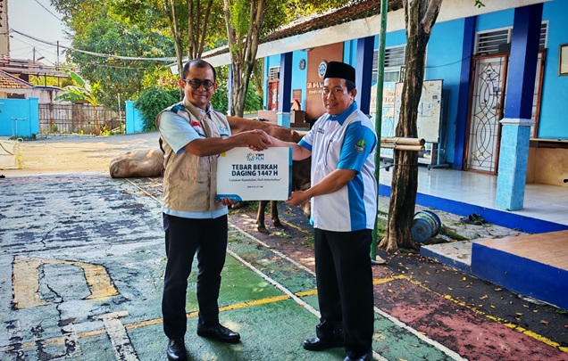 Berbagi Kebahagiaan, PLN UIT JBB dan YBM Tebar 2.000 Paket Daging Kurban