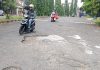 Sebelum Dibeton, Jalan Perumahan Rivaria Sementara Ditambal Sulam