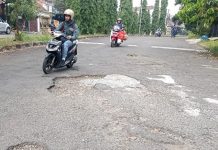 Sebelum Dibeton, Jalan Perumahan Rivaria Sementara Ditambal Sulam