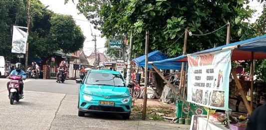 Sudah Ditertibkan, Pedagang Liar Jalur Mampang-Grogol Menjamur Lagi