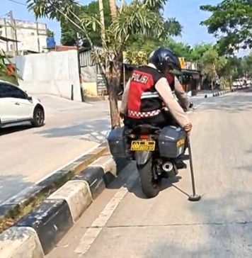 Awas! Banyak Ranjau Paku di Jalan GDC, Polisi Lakukan Penyisiran