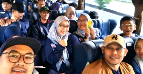 Ratusan Warga RW 04 Kelurahan Limo Brangkat Wisata Keberagaman