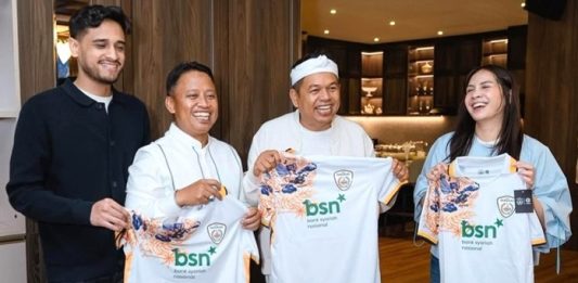 Foto Bareng dengan Pemilik Club, Mamah Gigi jadi Presiden Persikad?