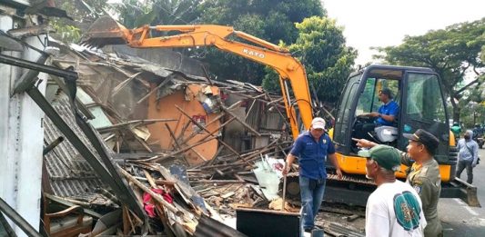 Berdiri di Lahan Fasos Fasum, Belasan Bangunan Jalan Juanda Dibongkar Paksa