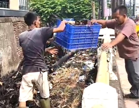 Lurah Cinere Buru Pembuang Sampah Sembarangan