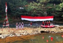 HUT ke-81 RI, Merah Putih Berkibar dari Gedung Tertinggi Hingga Sungai Ciliwung