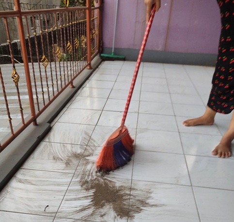 Abu Vulkanik Gunung Anak Krakatau Sampai Depok, Rumah Warga Penuh Debu
