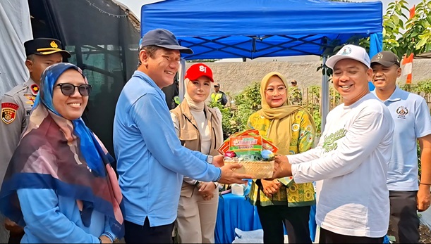 Pimpinan DPRD Hingga Pejabat Pemkot Depok Panen Perdana Cabai ‘Setan’ di Rawageni Farm