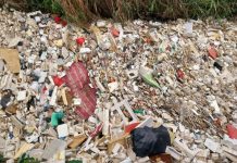 Aduh…Kali Cabang Tengah Dipenuhi Sampah Styrofoam Hingga Kasur