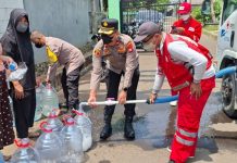Warga Bedahan Kekeringan, Polsek Bojongsari dan PMI Salurkan Air Bersih
