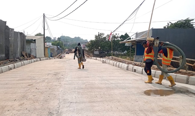 Asyik…Jalan Enggram Sudah Terlihat Mulus, Pekerjaan Dikebut Siang Malam