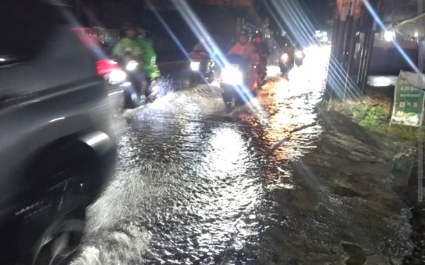 Dua Jam Diguyur Hujan, Jalan Raya Meruyung Tergenang Banjir