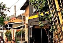 Tiga Papan Reklame Bodong Dirobohkan di Kawasan Cinere